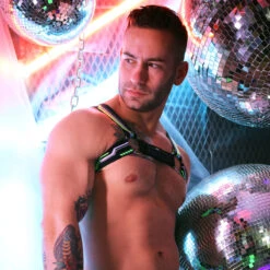 BREEDWELL Harnais Cyber Nights – Harnais à Anneaux Métalliques avec Laisse Amovible 7 BREEDWELL Harnais Cyber Nights – Harnais à Anneaux Métalliques avec Laisse Amovible -Men Attitude Boutique harnais breedwell 230402 vert 4