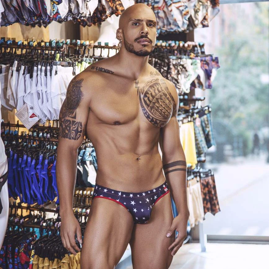 Slip Homme Pikante Star PIK0826 – Imprimé Étoiles Bleu et Rouge Style Patriotique 2 Slip Homme Pikante Star PIK0826 – Imprimé Étoiles Bleu et Rouge Style Patriotique – Image 2